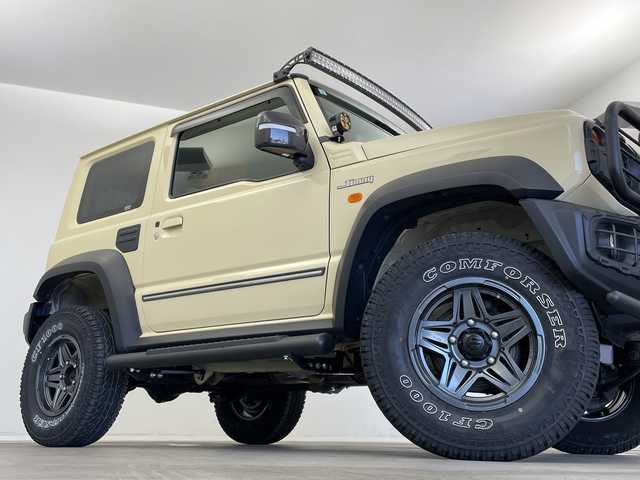 スズキ ジムニー シエラ JL 新潟県 2019(平31)年 1.9万km シフォンアイボリーM 4WD/社外SDナビ（型式：PVH-9300DVSZS）/・CD/DVD/Bluetooth/フルセグ/USB/ETC/前席シートヒーター/グリルガード/背面タイヤ/リヤタイヤカバー/純正LEDヘッドライト/オートライト/フロントフォグランプ/純正フロアマット/純正15インチAW夏タイヤ/ABS/盗難防止装置/センターデフロック/ダウンヒルアシストコントロール