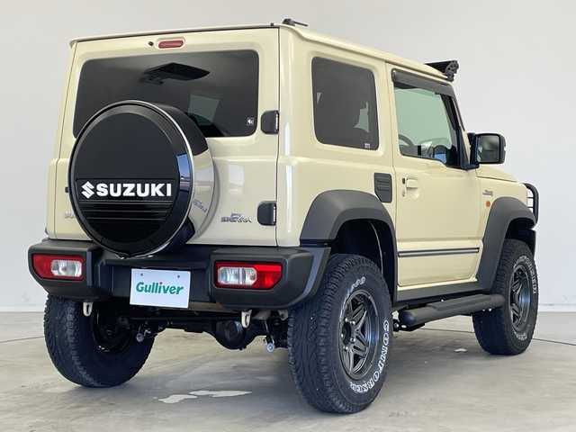 スズキ ジムニー シエラ JL 新潟県 2019(平31)年 1.9万km シフォンアイボリーM 4WD/社外SDナビ（型式：PVH-9300DVSZS）/・CD/DVD/Bluetooth/フルセグ/USB/ETC/前席シートヒーター/グリルガード/背面タイヤ/リヤタイヤカバー/純正LEDヘッドライト/オートライト/フロントフォグランプ/純正フロアマット/純正15インチAW夏タイヤ/ABS/盗難防止装置/センターデフロック/ダウンヒルアシストコントロール