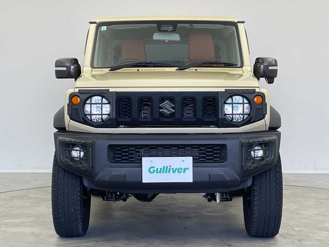 スズキ ジムニー シエラ JL 新潟県 2019(平31)年 1.9万km シフォンアイボリーM 4WD/社外SDナビ（型式：PVH-9300DVSZS）/・CD/DVD/Bluetooth/フルセグ/USB/ETC/前席シートヒーター/グリルガード/背面タイヤ/リヤタイヤカバー/純正LEDヘッドライト/オートライト/フロントフォグランプ/純正フロアマット/純正15インチAW夏タイヤ/ABS/盗難防止装置/センターデフロック/ダウンヒルアシストコントロール