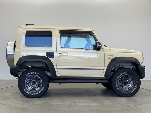 スズキ ジムニー シエラ JL 新潟県 2019(平31)年 1.9万km シフォンアイボリーM 4WD/社外SDナビ（型式：PVH-9300DVSZS）/・CD/DVD/Bluetooth/フルセグ/USB/ETC/前席シートヒーター/グリルガード/背面タイヤ/リヤタイヤカバー/純正LEDヘッドライト/オートライト/フロントフォグランプ/純正フロアマット/純正15インチAW夏タイヤ/ABS/盗難防止装置/センターデフロック/ダウンヒルアシストコントロール