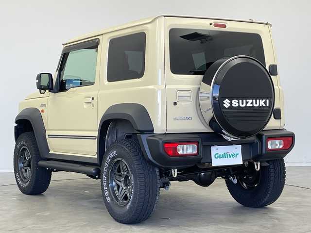 スズキ ジムニー シエラ JL 新潟県 2019(平31)年 1.9万km シフォンアイボリーM 4WD/社外SDナビ（型式：PVH-9300DVSZS）/・CD/DVD/Bluetooth/フルセグ/USB/ETC/前席シートヒーター/グリルガード/背面タイヤ/リヤタイヤカバー/純正LEDヘッドライト/オートライト/フロントフォグランプ/純正フロアマット/純正15インチAW夏タイヤ/ABS/盗難防止装置/センターデフロック/ダウンヒルアシストコントロール