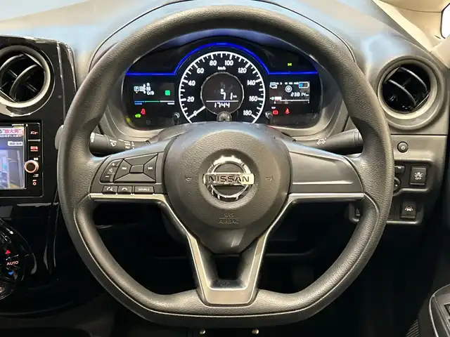 日産 ノート e－パワー X 埼玉県 2017(平29)年 2.4万km シャイニングブルー エマージェンシーブレーキ /純正メモリナビ/　　CD/DVD/BT/フルセグ/アラウンドビューモニター /LEDオートライト /ステアリングスイッチ /ETC