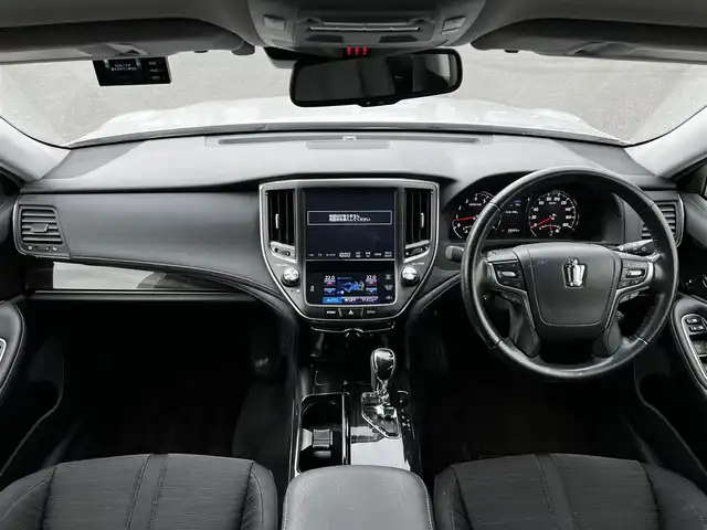 トヨタ クラウン アスリート S i－Four 道央・札幌 2016(平28)年 7万km シルバーM ４WD/純正SDナビ/AM/FM/BT/SD/CD/DVD/AUX/ワンセグ/トヨタセーフティセンス/衝突被害軽減ブレーキ/横滑り防止装置/レーダークルーズコントロール/レーンキープアシスト/クリアランスソナー/バックカメラ/全方位カメラ/パノラミックビューモニター/ビルトインETC/ドライブレコーダー/ECOMODE/SNOWMODE/SPORTMODE/前席パワーシート/革巻きステアリング/ステアリングリモコン/自動防眩ミラー/MTモード付AT/プッシュスタート/スマートキー/LEDヘッドライト/オートライト/オートマチックハイビーム/フォグランプ/電動格納ミラー/ヒーテッドドアミラー/ウィンカーミラー/純正フロアマット/ドアバイザー/スペアキー