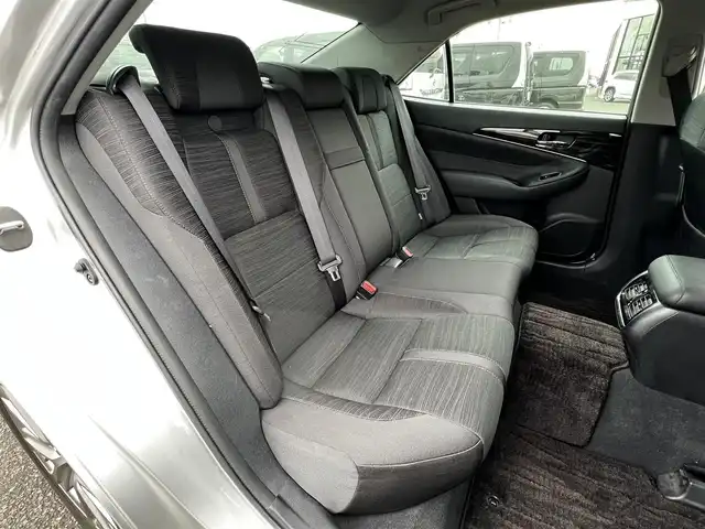 トヨタ クラウン アスリート S i－Four 道央・札幌 2016(平28)年 7万km シルバーM ４WD/純正SDナビ/AM/FM/BT/SD/CD/DVD/AUX/ワンセグ/トヨタセーフティセンス/衝突被害軽減ブレーキ/横滑り防止装置/レーダークルーズコントロール/レーンキープアシスト/クリアランスソナー/バックカメラ/全方位カメラ/パノラミックビューモニター/ビルトインETC/ドライブレコーダー/ECOMODE/SNOWMODE/SPORTMODE/前席パワーシート/革巻きステアリング/ステアリングリモコン/自動防眩ミラー/MTモード付AT/プッシュスタート/スマートキー/LEDヘッドライト/オートライト/オートマチックハイビーム/フォグランプ/電動格納ミラー/ヒーテッドドアミラー/ウィンカーミラー/純正フロアマット/ドアバイザー/スペアキー