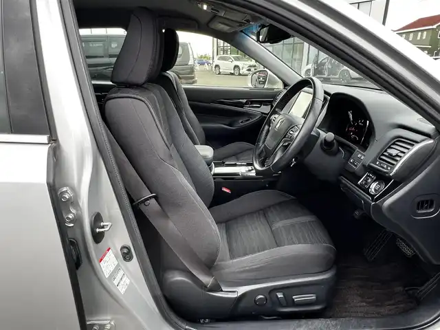 トヨタ クラウン アスリート S i－Four 道央・札幌 2016(平28)年 7万km シルバーM ４WD/純正SDナビ/AM/FM/BT/SD/CD/DVD/AUX/ワンセグ/トヨタセーフティセンス/衝突被害軽減ブレーキ/横滑り防止装置/レーダークルーズコントロール/レーンキープアシスト/クリアランスソナー/バックカメラ/全方位カメラ/パノラミックビューモニター/ビルトインETC/ドライブレコーダー/ECOMODE/SNOWMODE/SPORTMODE/前席パワーシート/革巻きステアリング/ステアリングリモコン/自動防眩ミラー/MTモード付AT/プッシュスタート/スマートキー/LEDヘッドライト/オートライト/オートマチックハイビーム/フォグランプ/電動格納ミラー/ヒーテッドドアミラー/ウィンカーミラー/純正フロアマット/ドアバイザー/スペアキー