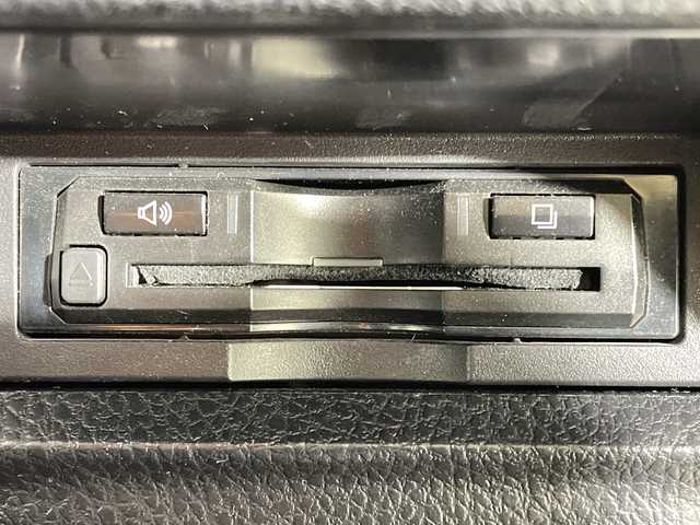 トヨタ エスクァイア ハイブリッド Gi 福岡県 2019(平31)年 3.7万km ホワイトパールクリスタルシャイン ALPINE11インチメモリナビ/・CD/DVD/BT/フルセグTV/・バックモニター/ALPINE12.8インチフリップダウンモニター/トヨタセーフティ/・プリクラッシュセーフティ/・レーンディパーチャーアラート/・先行車発進告知/・パーキングサポートブレーキ/クリアランスソナー/社外19インチアルミホイール/純正ダイナミックエアロ/TEIN車高調/両側パワースライドドア/革シート/・シートヒーター（D/N)/革巻きステアリング/・ステアリングリモコン/ドライブレコーダー前後/ETC/オートライト/・LEDヘッドライト/・フォグランプ