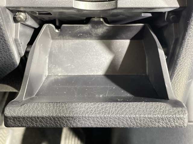 トヨタ エスクァイア ハイブリッド Gi 福岡県 2019(平31)年 3.7万km ホワイトパールクリスタルシャイン ALPINE11インチメモリナビ/・CD/DVD/BT/フルセグTV/・バックモニター/ALPINE12.8インチフリップダウンモニター/トヨタセーフティ/・プリクラッシュセーフティ/・レーンディパーチャーアラート/・先行車発進告知/・パーキングサポートブレーキ/クリアランスソナー/社外19インチアルミホイール/純正ダイナミックエアロ/TEIN車高調/両側パワースライドドア/革シート/・シートヒーター（D/N)/革巻きステアリング/・ステアリングリモコン/ドライブレコーダー前後/ETC/オートライト/・LEDヘッドライト/・フォグランプ