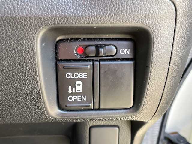 ホンダ Ｎ ＢＯＸ カスタム G Lパッケージ 富山県 2013(平25)年 7.6万km プレミアムホワイトパール (株)IDOMが運営する【じしゃロン富山店】の自社ローン対象車両になります。こちらは現金ご利用時の価格です。自社ローンご希望の方は別途その旨お申付け下さい。/メモリナビ/FM/AM/フルセグ/SD/Bluetooth/ETC/片側パワースライドドア/横滑り防止装置/HIDヘッドライト/オートライト/フォグランプ/ドアバイザー/スマートキー/プッシュスタート/スペアキー1本/取説