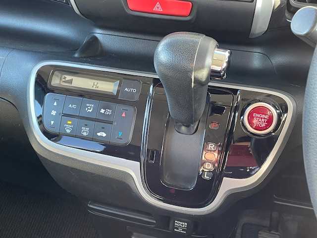 ホンダ Ｎ ＢＯＸ カスタム G Lパッケージ 富山県 2013(平25)年 7.6万km プレミアムホワイトパール (株)IDOMが運営する【じしゃロン富山店】の自社ローン対象車両になります。こちらは現金ご利用時の価格です。自社ローンご希望の方は別途その旨お申付け下さい。/メモリナビ/FM/AM/フルセグ/SD/Bluetooth/ETC/片側パワースライドドア/横滑り防止装置/HIDヘッドライト/オートライト/フォグランプ/ドアバイザー/スマートキー/プッシュスタート/スペアキー1本/取説