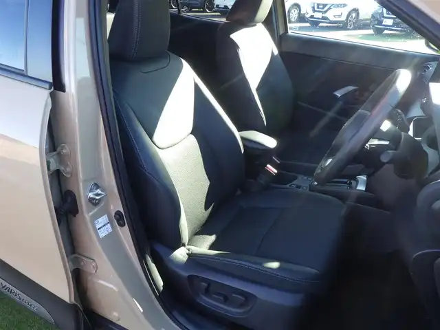 トヨタ ヤリスクロス ハイブリッド Z 千葉県 2025(令7)年 0.9万km ベージュ Toyota Safety Sense/・プリクラッシュセーフティ/・レーンディパーチャーアラート/・オートハイビーム/・レーダークルーズコントロール/・ブラインドスポットモニター/純正コネクティッドナビ/地デジTV/【Bluetooth接続】/パノラミックビューモニター/ドライブレコーダー/革巻きステアリング/ステアリングヒーター/ステアリングスイッチ/運転席パワーシート/ハーフレザーシート/前席シートヒーター/ETC（2.0）/LEDヘッドライト/クリアランスソナー/純正18インチアルミホイル/サイド/カーテンエアバッグ/スマートキー