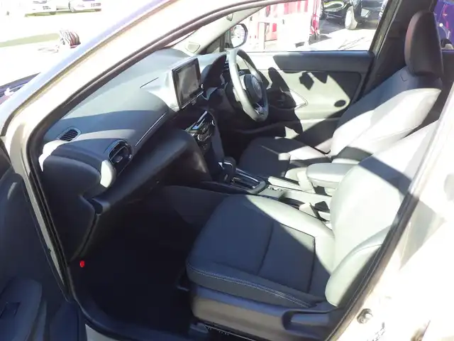 トヨタ ヤリスクロス ハイブリッド Z 千葉県 2025(令7)年 0.9万km ベージュ Toyota Safety Sense/・プリクラッシュセーフティ/・レーンディパーチャーアラート/・オートハイビーム/・レーダークルーズコントロール/・ブラインドスポットモニター/純正コネクティッドナビ/地デジTV/【Bluetooth接続】/パノラミックビューモニター/ドライブレコーダー/革巻きステアリング/ステアリングヒーター/ステアリングスイッチ/運転席パワーシート/ハーフレザーシート/前席シートヒーター/ETC（2.0）/LEDヘッドライト/クリアランスソナー/純正18インチアルミホイル/サイド/カーテンエアバッグ/スマートキー