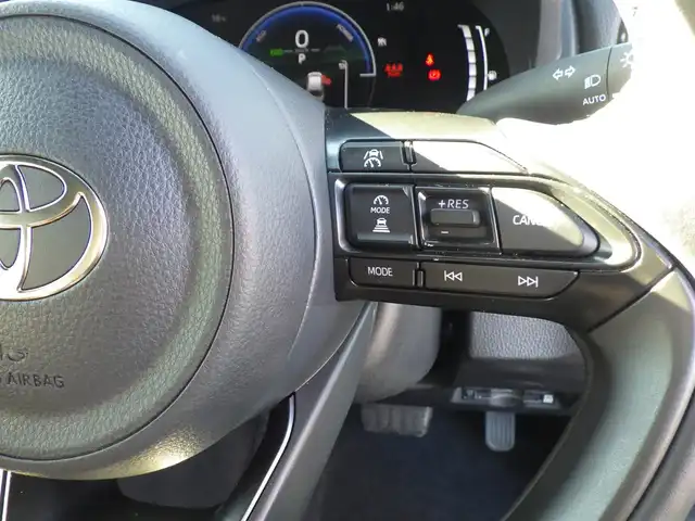 トヨタ ヤリスクロス ハイブリッド Z 千葉県 2025(令7)年 0.9万km ベージュ Toyota Safety Sense/・プリクラッシュセーフティ/・レーンディパーチャーアラート/・オートハイビーム/・レーダークルーズコントロール/・ブラインドスポットモニター/純正コネクティッドナビ/地デジTV/【Bluetooth接続】/パノラミックビューモニター/ドライブレコーダー/革巻きステアリング/ステアリングヒーター/ステアリングスイッチ/運転席パワーシート/ハーフレザーシート/前席シートヒーター/ETC（2.0）/LEDヘッドライト/クリアランスソナー/純正18インチアルミホイル/サイド/カーテンエアバッグ/スマートキー