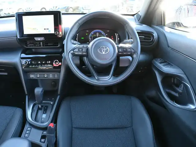 トヨタ ヤリスクロス ハイブリッド Z 千葉県 2025(令7)年 0.9万km ベージュ Toyota Safety Sense/・プリクラッシュセーフティ/・レーンディパーチャーアラート/・オートハイビーム/・レーダークルーズコントロール/・ブラインドスポットモニター/純正コネクティッドナビ/地デジTV/【Bluetooth接続】/パノラミックビューモニター/ドライブレコーダー/革巻きステアリング/ステアリングヒーター/ステアリングスイッチ/運転席パワーシート/ハーフレザーシート/前席シートヒーター/ETC（2.0）/LEDヘッドライト/クリアランスソナー/純正18インチアルミホイル/サイド/カーテンエアバッグ/スマートキー
