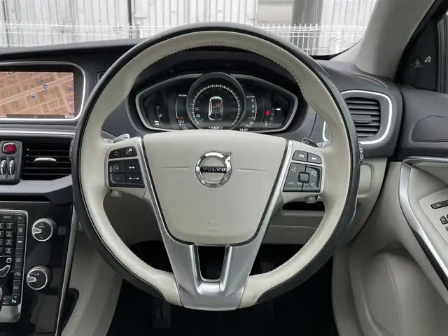 ボルボ Ｖ４０ D4 モメンタム 愛知県 2017(平29)年 4.9万km デニムブルーメタリック /禁煙車//純正メーカーオプションナビ//フルセグTV/CD/DVD/BT/USB/iPod//ブラインドスポットモニター//バックカメラ//ビルトインETC//コーナーセンサー//横滑り防止装置//レーンキーピングエイド//衝突軽減ブレーキ//パドルシフト//MTモード付AT//アイドリングストップ//レーダークルーズコントロール//プッシュスタート//ECOスイッチ//オートリトラクタブルミラー//純正17インチアルミホイール//社外16インチアルミホイール付スタッドレスタイヤ有//純正フロアマット//純正オートLEDヘッドライト//リアフォグランプ//パワーシート(D)//シートメモリー(D)//イモビライザー//ISOFIX//照明付バニティミラー//トノカバー//トランクオープナー//ステアリングスイッチ//スマートキー//スペアキー×1//保証書/取扱説明書//ディーラー記録簿(H30.31.R3)//その他記録簿(R4.5.6)