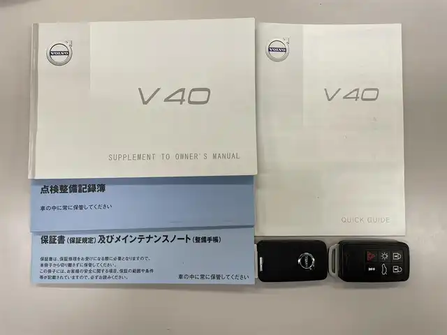 ボルボ Ｖ４０ D4 モメンタム 愛知県 2017(平29)年 4.9万km デニムブルーメタリック /禁煙車//純正メーカーオプションナビ//フルセグTV/CD/DVD/BT/USB/iPod//ブラインドスポットモニター//バックカメラ//ビルトインETC//コーナーセンサー//横滑り防止装置//レーンキーピングエイド//衝突軽減ブレーキ//パドルシフト//MTモード付AT//アイドリングストップ//レーダークルーズコントロール//プッシュスタート//ECOスイッチ//オートリトラクタブルミラー//純正17インチアルミホイール//社外16インチアルミホイール付スタッドレスタイヤ有//純正フロアマット//純正オートLEDヘッドライト//リアフォグランプ//パワーシート(D)//シートメモリー(D)//イモビライザー//ISOFIX//照明付バニティミラー//トノカバー//トランクオープナー//ステアリングスイッチ//スマートキー//スペアキー×1//保証書/取扱説明書//ディーラー記録簿(H30.31.R3)//その他記録簿(R4.5.6)