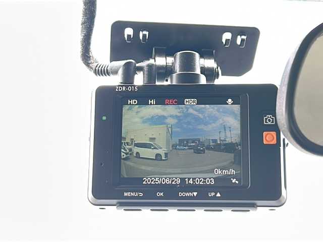 スズキ スイフト スポーツ 石川県 2015(平27)年 7万km スノーホワイトパール 社外SDナビ〔AVIC-MRZ099〕/（CD/DVD/BT/フルセグ/USB/iPod）/バックカメラ/クルーズコントロール/HIDオートライト/社外17インチAW/前後ドライブレコーダー（ZDR-015）/パドルシフト/ステアリングスイッチ/横滑り防止装置/スマートキー/ビルトインETC/革巻いステアリング