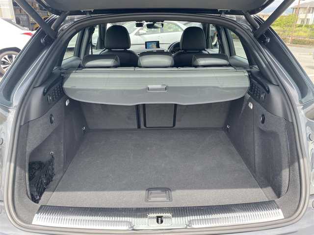 アウディ Ｑ３ Sラインコンペティション 福岡県 2018(平30)年 2.8万km デイトナグレーパールエフェクト ・１オーナー/・純正メモリーナビ／ＣＤ／ＤＶＤ/・バックカメラ/・ハーフレザーシート／シートヒーター/・社外ドライブレコーダー/・フルセグ/・ＥＴＣ/・純正１９ＡＷ/・プッシュスタート/・パーキングアシスト/・アイドリングストップ/・スマートキー/・スペアキー/・フルフラットシート/・オートライト/・LEDライト/・保証書/・取扱説明書