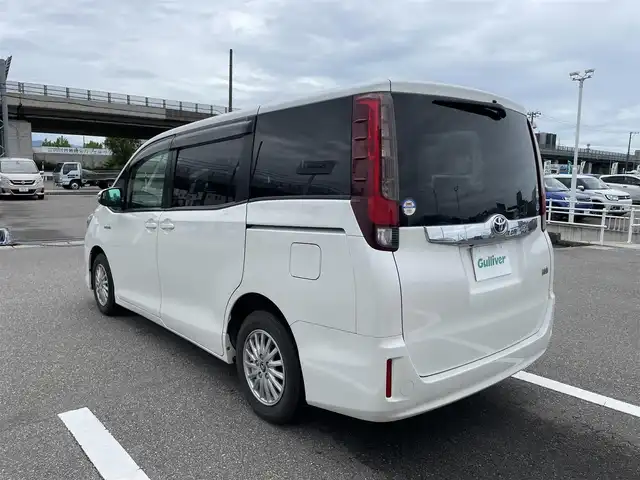 トヨタ ノア ハイブリッド G 石川県 2015(平27)年 4.6万km ホワイトパールクリスタルシャイン 純正メモリーナビ/CD/DVD/フルセグTV/バックカメラ/LEDヘッドライト/両側パワースライドドア/ETC/シートヒーター/クルーズコントロール/シートヒーター/オートエアコン/純正アルミホイール/オートライト/保証書
