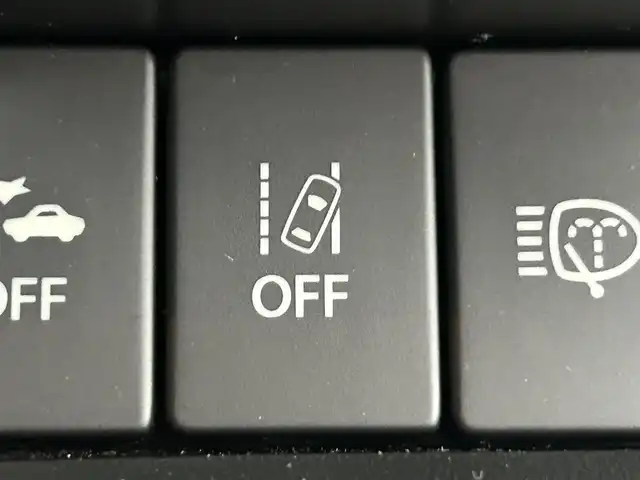 スズキ ジムニー XC 静岡県 2018(平30)年 5万km シフォンアイボリーメタリックブラック2トーンルーフ 純正ディスプレイオーディオ/（CD/DVD/Bluetooth/USB/BT）/セーフティサポート/・デュアルセンサーブレーキサポート/・誤発進抑制機能/・車線逸脱警報機能/クルーズコントロール/LEDヘッドランプ/オートライト/社外16インチアルミ/４WD/革巻きステアリングホイール/ステアリングスイッチ/前席シートヒーター/ダウンヒルアシストコントロール/スペアキー/キーレスプッシュスタートシステム