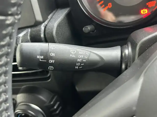 スズキ ジムニー XC 静岡県 2018(平30)年 5万km シフォンアイボリーメタリックブラック2トーンルーフ 純正ディスプレイオーディオ/（CD/DVD/Bluetooth/USB/BT）/セーフティサポート/・デュアルセンサーブレーキサポート/・誤発進抑制機能/・車線逸脱警報機能/クルーズコントロール/LEDヘッドランプ/オートライト/社外16インチアルミ/４WD/革巻きステアリングホイール/ステアリングスイッチ/前席シートヒーター/ダウンヒルアシストコントロール/スペアキー/キーレスプッシュスタートシステム