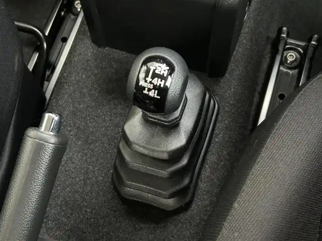 スズキ ジムニー XC 静岡県 2018(平30)年 5万km シフォンアイボリーメタリックブラック2トーンルーフ 純正ディスプレイオーディオ/（CD/DVD/Bluetooth/USB/BT）/セーフティサポート/・デュアルセンサーブレーキサポート/・誤発進抑制機能/・車線逸脱警報機能/クルーズコントロール/LEDヘッドランプ/オートライト/社外16インチアルミ/４WD/革巻きステアリングホイール/ステアリングスイッチ/前席シートヒーター/ダウンヒルアシストコントロール/スペアキー/キーレスプッシュスタートシステム