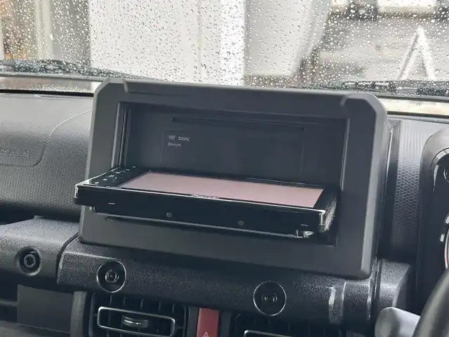 スズキ ジムニー XC 静岡県 2018(平30)年 5万km シフォンアイボリーメタリックブラック2トーンルーフ 純正ディスプレイオーディオ/（CD/DVD/Bluetooth/USB/BT）/セーフティサポート/・デュアルセンサーブレーキサポート/・誤発進抑制機能/・車線逸脱警報機能/クルーズコントロール/LEDヘッドランプ/オートライト/社外16インチアルミ/４WD/革巻きステアリングホイール/ステアリングスイッチ/前席シートヒーター/ダウンヒルアシストコントロール/スペアキー/キーレスプッシュスタートシステム