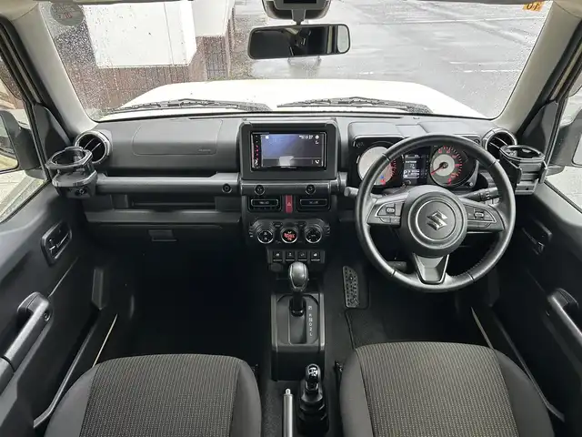 スズキ ジムニー XC 静岡県 2018(平30)年 5万km シフォンアイボリーメタリックブラック2トーンルーフ 純正ディスプレイオーディオ/（CD/DVD/Bluetooth/USB/BT）/セーフティサポート/・デュアルセンサーブレーキサポート/・誤発進抑制機能/・車線逸脱警報機能/クルーズコントロール/LEDヘッドランプ/オートライト/社外16インチアルミ/４WD/革巻きステアリングホイール/ステアリングスイッチ/前席シートヒーター/ダウンヒルアシストコントロール/スペアキー/キーレスプッシュスタートシステム