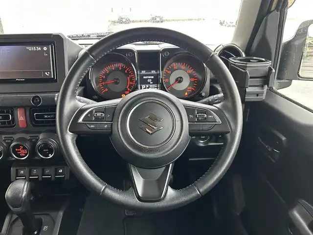 スズキ ジムニー XC 静岡県 2018(平30)年 5万km シフォンアイボリーメタリックブラック2トーンルーフ 純正ディスプレイオーディオ/（CD/DVD/Bluetooth/USB/BT）/セーフティサポート/・デュアルセンサーブレーキサポート/・誤発進抑制機能/・車線逸脱警報機能/クルーズコントロール/LEDヘッドランプ/オートライト/社外16インチアルミ/４WD/革巻きステアリングホイール/ステアリングスイッチ/前席シートヒーター/ダウンヒルアシストコントロール/スペアキー/キーレスプッシュスタートシステム