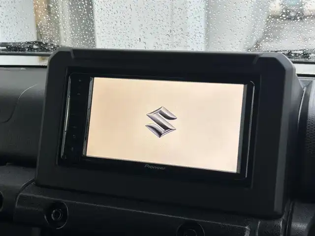 スズキ ジムニー XC 静岡県 2018(平30)年 5万km シフォンアイボリーメタリックブラック2トーンルーフ 純正ディスプレイオーディオ/（CD/DVD/Bluetooth/USB/BT）/セーフティサポート/・デュアルセンサーブレーキサポート/・誤発進抑制機能/・車線逸脱警報機能/クルーズコントロール/LEDヘッドランプ/オートライト/社外16インチアルミ/４WD/革巻きステアリングホイール/ステアリングスイッチ/前席シートヒーター/ダウンヒルアシストコントロール/スペアキー/キーレスプッシュスタートシステム