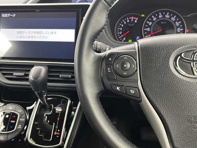 トヨタ ヴォクシー ZS 煌Ⅲ 宮城県 2021(令3)年 2.6万km ホワイトパールクリスタルシャイン 禁煙車/ワンオーナー/4WD/Toyota Safety Sense /・プリクラッシュセーフティ/・レーンディパーチャーアラート/・オートマチックハイビーム/クルーズコントロール/クリアランスソナー/寒冷地仕様/・ワイパーデアイサー/・ミラーヒーター/純正12型フリップダウンモニター/純正10型ナビ/・BT.CD.DVD.SD/・フルセグTV/バックカメラ/両側パワースライドドア/ハーフレザーシート/ビルトインETC/ドライブレコーダー（FR）/プッシュスタート/スマートキー/LEDヘッドライト/LEDフォグライト/純正フロアマット/純正16インチAW