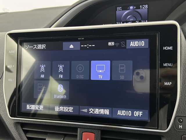 トヨタ ヴォクシー ZS 煌Ⅲ 宮城県 2021(令3)年 2.6万km ホワイトパールクリスタルシャイン 禁煙車/ワンオーナー/4WD/Toyota Safety Sense /・プリクラッシュセーフティ/・レーンディパーチャーアラート/・オートマチックハイビーム/クルーズコントロール/クリアランスソナー/寒冷地仕様/・ワイパーデアイサー/・ミラーヒーター/純正12型フリップダウンモニター/純正10型ナビ/・BT.CD.DVD.SD/・フルセグTV/バックカメラ/両側パワースライドドア/ハーフレザーシート/ビルトインETC/ドライブレコーダー（FR）/プッシュスタート/スマートキー/LEDヘッドライト/LEDフォグライト/純正フロアマット/純正16インチAW