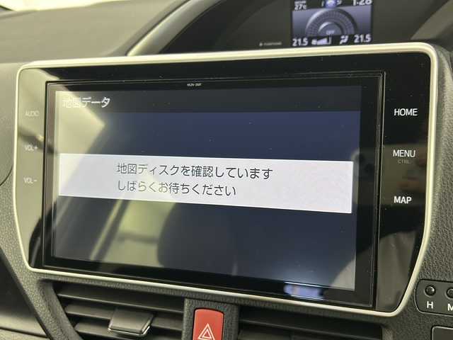 トヨタ ヴォクシー ZS 煌Ⅲ 宮城県 2021(令3)年 2.6万km ホワイトパールクリスタルシャイン 禁煙車/ワンオーナー/4WD/Toyota Safety Sense /・プリクラッシュセーフティ/・レーンディパーチャーアラート/・オートマチックハイビーム/クルーズコントロール/クリアランスソナー/寒冷地仕様/・ワイパーデアイサー/・ミラーヒーター/純正12型フリップダウンモニター/純正10型ナビ/・BT.CD.DVD.SD/・フルセグTV/バックカメラ/両側パワースライドドア/ハーフレザーシート/ビルトインETC/ドライブレコーダー（FR）/プッシュスタート/スマートキー/LEDヘッドライト/LEDフォグライト/純正フロアマット/純正16インチAW