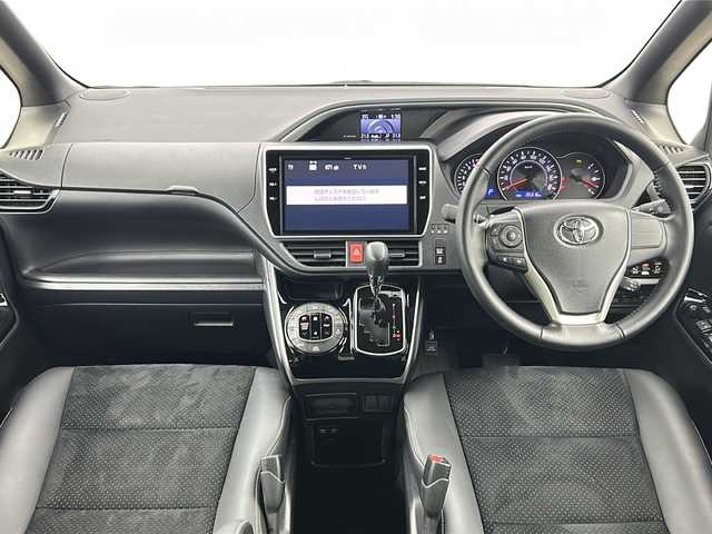 トヨタ ヴォクシー ZS 煌Ⅲ 宮城県 2021(令3)年 2.6万km ホワイトパールクリスタルシャイン 禁煙車/ワンオーナー/4WD/Toyota Safety Sense /・プリクラッシュセーフティ/・レーンディパーチャーアラート/・オートマチックハイビーム/クルーズコントロール/クリアランスソナー/寒冷地仕様/・ワイパーデアイサー/・ミラーヒーター/純正12型フリップダウンモニター/純正10型ナビ/・BT.CD.DVD.SD/・フルセグTV/バックカメラ/両側パワースライドドア/ハーフレザーシート/ビルトインETC/ドライブレコーダー（FR）/プッシュスタート/スマートキー/LEDヘッドライト/LEDフォグライト/純正フロアマット/純正16インチAW