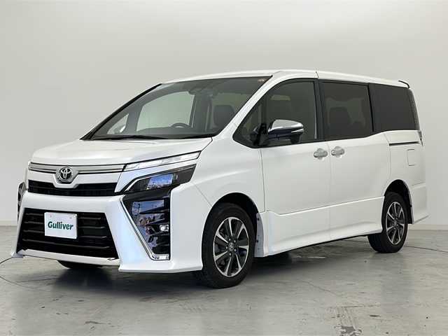 トヨタ ヴォクシー ZS 煌Ⅲ 宮城県 2021(令3)年 2.6万km ホワイトパールクリスタルシャイン 禁煙車/ワンオーナー/4WD/Toyota Safety Sense /・プリクラッシュセーフティ/・レーンディパーチャーアラート/・オートマチックハイビーム/クルーズコントロール/クリアランスソナー/寒冷地仕様/・ワイパーデアイサー/・ミラーヒーター/純正12型フリップダウンモニター/純正10型ナビ/・BT.CD.DVD.SD/・フルセグTV/バックカメラ/両側パワースライドドア/ハーフレザーシート/ビルトインETC/ドライブレコーダー（FR）/プッシュスタート/スマートキー/LEDヘッドライト/LEDフォグライト/純正フロアマット/純正16インチAW