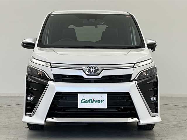 トヨタ ヴォクシー ZS 煌Ⅲ 宮城県 2021(令3)年 2.6万km ホワイトパールクリスタルシャイン 禁煙車/ワンオーナー/4WD/Toyota Safety Sense /・プリクラッシュセーフティ/・レーンディパーチャーアラート/・オートマチックハイビーム/クルーズコントロール/クリアランスソナー/寒冷地仕様/・ワイパーデアイサー/・ミラーヒーター/純正12型フリップダウンモニター/純正10型ナビ/・BT.CD.DVD.SD/・フルセグTV/バックカメラ/両側パワースライドドア/ハーフレザーシート/ビルトインETC/ドライブレコーダー（FR）/プッシュスタート/スマートキー/LEDヘッドライト/LEDフォグライト/純正フロアマット/純正16インチAW
