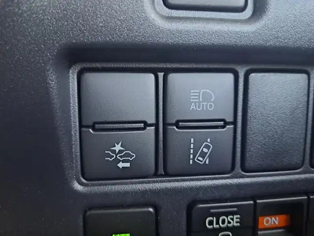 トヨタ エスクァイア Gi 大阪府 2021(令3)年 4.9万km ホワイトパールクリスタルシャイン /禁煙車//ワンオーナー車//MODELLISTAエアロ(F.S.R)//ディーラーOP9型SDナビ【NSZT-Y68T】/・フルTV/DVD/SD/CD/Bluetooth//バックカメラ//純正12.1型フリップダウンモニター【V12-R68C】//両側パワースライドドア//衝突軽減ブレーキ//オートハイビーム//レーンキープアシスト//クルーズコントロール//前席シートヒーター//前後ドラレコ【ZDR-015】//ビルトインETC//純正15AW//バックドアイージークローザー//保証書//取扱説明書//スペアキー