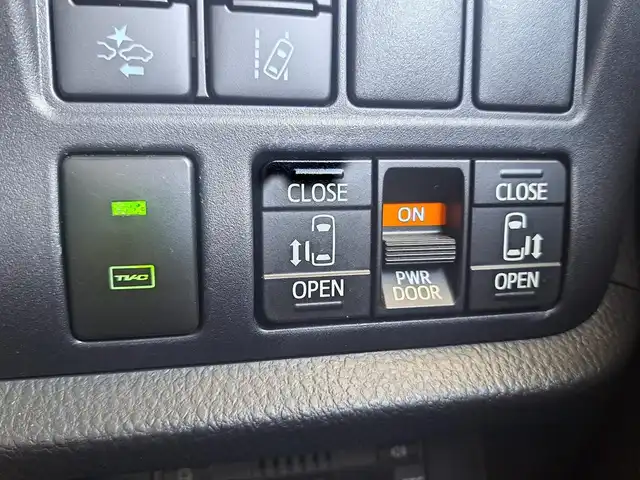 トヨタ エスクァイア Gi 大阪府 2021(令3)年 4.9万km ホワイトパールクリスタルシャイン /禁煙車//ワンオーナー車//MODELLISTAエアロ(F.S.R)//ディーラーOP9型SDナビ【NSZT-Y68T】/・フルTV/DVD/SD/CD/Bluetooth//バックカメラ//純正12.1型フリップダウンモニター【V12-R68C】//両側パワースライドドア//衝突軽減ブレーキ//オートハイビーム//レーンキープアシスト//クルーズコントロール//前席シートヒーター//前後ドラレコ【ZDR-015】//ビルトインETC//純正15AW//バックドアイージークローザー//保証書//取扱説明書//スペアキー