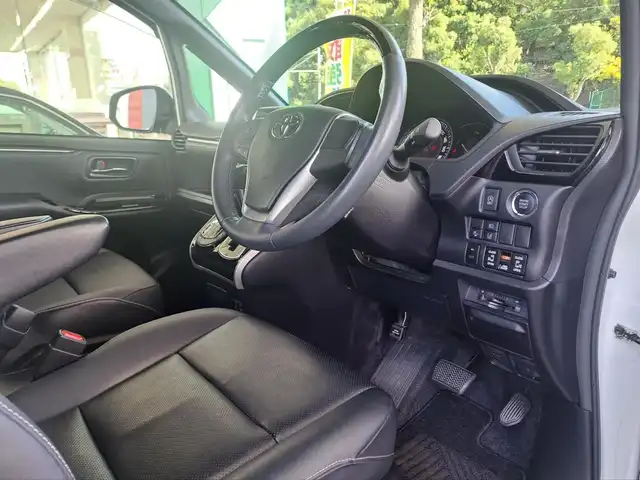 トヨタ エスクァイア Gi 大阪府 2021(令3)年 4.9万km ホワイトパールクリスタルシャイン /禁煙車//ワンオーナー車//MODELLISTAエアロ(F.S.R)//ディーラーOP9型SDナビ【NSZT-Y68T】/・フルTV/DVD/SD/CD/Bluetooth//バックカメラ//純正12.1型フリップダウンモニター【V12-R68C】//両側パワースライドドア//衝突軽減ブレーキ//オートハイビーム//レーンキープアシスト//クルーズコントロール//前席シートヒーター//前後ドラレコ【ZDR-015】//ビルトインETC//純正15AW//バックドアイージークローザー//保証書//取扱説明書//スペアキー