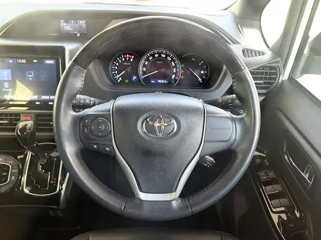 トヨタ エスクァイア Gi 大阪府 2021(令3)年 4.9万km ホワイトパールクリスタルシャイン /禁煙車//ワンオーナー車//MODELLISTAエアロ(F.S.R)//ディーラーOP9型SDナビ【NSZT-Y68T】/・フルTV/DVD/SD/CD/Bluetooth//バックカメラ//純正12.1型フリップダウンモニター【V12-R68C】//両側パワースライドドア//衝突軽減ブレーキ//オートハイビーム//レーンキープアシスト//クルーズコントロール//前席シートヒーター//前後ドラレコ【ZDR-015】//ビルトインETC//純正15AW//バックドアイージークローザー//保証書//取扱説明書//スペアキー