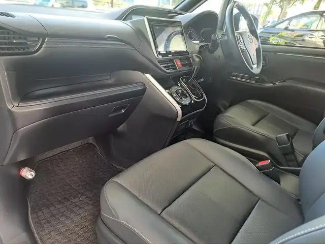 トヨタ エスクァイア Gi 大阪府 2021(令3)年 4.9万km ホワイトパールクリスタルシャイン /禁煙車//ワンオーナー車//MODELLISTAエアロ(F.S.R)//ディーラーOP9型SDナビ【NSZT-Y68T】/・フルTV/DVD/SD/CD/Bluetooth//バックカメラ//純正12.1型フリップダウンモニター【V12-R68C】//両側パワースライドドア//衝突軽減ブレーキ//オートハイビーム//レーンキープアシスト//クルーズコントロール//前席シートヒーター//前後ドラレコ【ZDR-015】//ビルトインETC//純正15AW//バックドアイージークローザー//保証書//取扱説明書//スペアキー