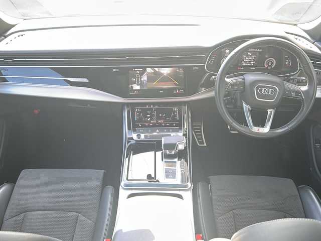 アウディ Ｑ８ 55TFSIクワトロ Sライン 神奈川県 2022(令4)年 1.4万km ミトスブラックメタリック 純正ナビ（AM/FM/USB/フルセグTV）/全方位カメラ/パノラマルーフ/前後ドライブレコーダー/ETC2.0/ABS/横滑り防止装置/レーンキープアシスト/盗難防止装置/前後コーナーセンサー/オールウェザーライト/リヤフォグライト/オートライト/オートマチックハイビーム/パドルシフト/4WD/アイドリングストップ/ダウンヒルアシストコントロール/レーダークルーズコントロール/ステアリングスイッチ/ステアリングヒーター/シートヒーター/オートパーキングブレーキ/電動リアゲート/パワーシート（D+N席）/メモリーパワーシート/取扱説明書/保証書/スペアキー×１