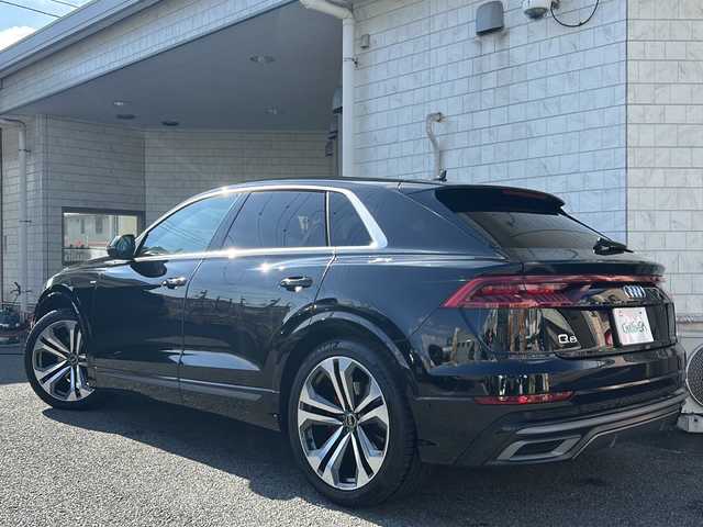 アウディ Ｑ８ 55TFSIクワトロ Sライン 神奈川県 2022(令4)年 1.4万km ミトスブラックメタリック 純正ナビ（AM/FM/USB/フルセグTV）/全方位カメラ/パノラマルーフ/前後ドライブレコーダー/ETC2.0/ABS/横滑り防止装置/レーンキープアシスト/盗難防止装置/前後コーナーセンサー/オールウェザーライト/リヤフォグライト/オートライト/オートマチックハイビーム/パドルシフト/4WD/アイドリングストップ/ダウンヒルアシストコントロール/レーダークルーズコントロール/ステアリングスイッチ/ステアリングヒーター/シートヒーター/オートパーキングブレーキ/電動リアゲート/パワーシート（D+N席）/メモリーパワーシート/取扱説明書/保証書/スペアキー×１