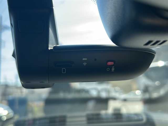 アウディ Ｑ８ 55TFSIクワトロ Sライン 神奈川県 2022(令4)年 1.4万km ミトスブラックメタリック 純正ナビ（AM/FM/USB/フルセグTV）/全方位カメラ/パノラマルーフ/前後ドライブレコーダー/ETC2.0/ABS/横滑り防止装置/レーンキープアシスト/盗難防止装置/前後コーナーセンサー/オールウェザーライト/リヤフォグライト/オートライト/オートマチックハイビーム/パドルシフト/4WD/アイドリングストップ/ダウンヒルアシストコントロール/レーダークルーズコントロール/ステアリングスイッチ/ステアリングヒーター/シートヒーター/オートパーキングブレーキ/電動リアゲート/パワーシート（D+N席）/メモリーパワーシート/取扱説明書/保証書/スペアキー×１