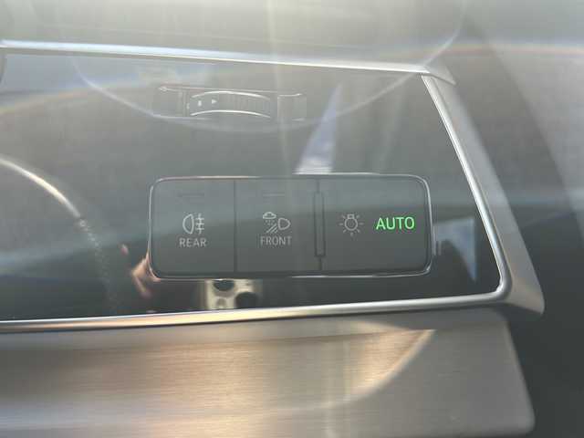 アウディ Ｑ８ 55TFSIクワトロ Sライン 神奈川県 2022(令4)年 1.4万km ミトスブラックメタリック 純正ナビ（AM/FM/USB/フルセグTV）/全方位カメラ/パノラマルーフ/前後ドライブレコーダー/ETC2.0/ABS/横滑り防止装置/レーンキープアシスト/盗難防止装置/前後コーナーセンサー/オールウェザーライト/リヤフォグライト/オートライト/オートマチックハイビーム/パドルシフト/4WD/アイドリングストップ/ダウンヒルアシストコントロール/レーダークルーズコントロール/ステアリングスイッチ/ステアリングヒーター/シートヒーター/オートパーキングブレーキ/電動リアゲート/パワーシート（D+N席）/メモリーパワーシート/取扱説明書/保証書/スペアキー×１