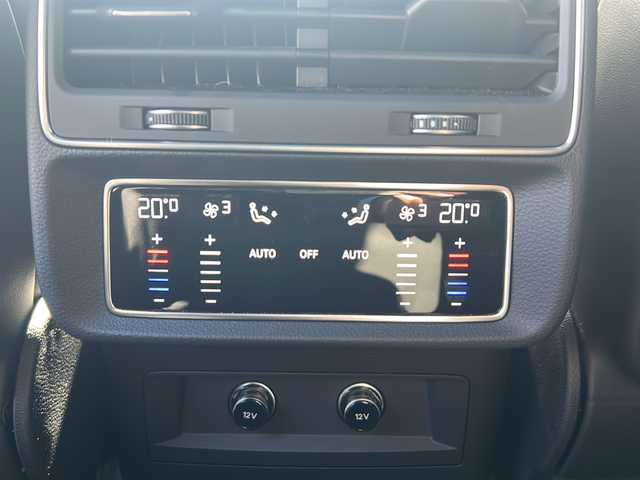 アウディ Ｑ８ 55TFSIクワトロ Sライン 神奈川県 2022(令4)年 1.4万km ミトスブラックメタリック 純正ナビ（AM/FM/USB/フルセグTV）/全方位カメラ/パノラマルーフ/前後ドライブレコーダー/ETC2.0/ABS/横滑り防止装置/レーンキープアシスト/盗難防止装置/前後コーナーセンサー/オールウェザーライト/リヤフォグライト/オートライト/オートマチックハイビーム/パドルシフト/4WD/アイドリングストップ/ダウンヒルアシストコントロール/レーダークルーズコントロール/ステアリングスイッチ/ステアリングヒーター/シートヒーター/オートパーキングブレーキ/電動リアゲート/パワーシート（D+N席）/メモリーパワーシート/取扱説明書/保証書/スペアキー×１