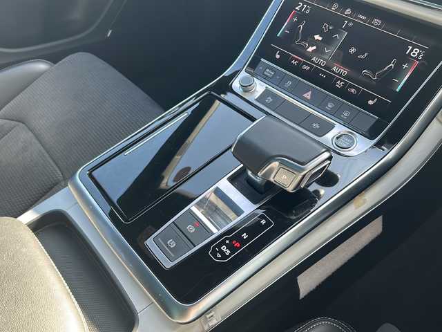 アウディ Ｑ８ 55TFSIクワトロ Sライン 神奈川県 2022(令4)年 1.4万km ミトスブラックメタリック 純正ナビ（AM/FM/USB/フルセグTV）/全方位カメラ/パノラマルーフ/前後ドライブレコーダー/ETC2.0/ABS/横滑り防止装置/レーンキープアシスト/盗難防止装置/前後コーナーセンサー/オールウェザーライト/リヤフォグライト/オートライト/オートマチックハイビーム/パドルシフト/4WD/アイドリングストップ/ダウンヒルアシストコントロール/レーダークルーズコントロール/ステアリングスイッチ/ステアリングヒーター/シートヒーター/オートパーキングブレーキ/電動リアゲート/パワーシート（D+N席）/メモリーパワーシート/取扱説明書/保証書/スペアキー×１