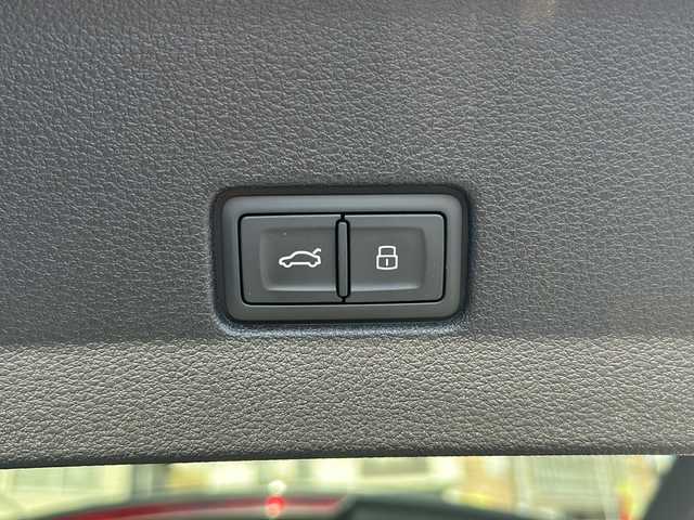 アウディ Ｑ８ 55TFSIクワトロ Sライン 神奈川県 2022(令4)年 1.4万km ミトスブラックメタリック 純正ナビ（AM/FM/USB/フルセグTV）/全方位カメラ/パノラマルーフ/前後ドライブレコーダー/ETC2.0/ABS/横滑り防止装置/レーンキープアシスト/盗難防止装置/前後コーナーセンサー/オールウェザーライト/リヤフォグライト/オートライト/オートマチックハイビーム/パドルシフト/4WD/アイドリングストップ/ダウンヒルアシストコントロール/レーダークルーズコントロール/ステアリングスイッチ/ステアリングヒーター/シートヒーター/オートパーキングブレーキ/電動リアゲート/パワーシート（D+N席）/メモリーパワーシート/取扱説明書/保証書/スペアキー×１