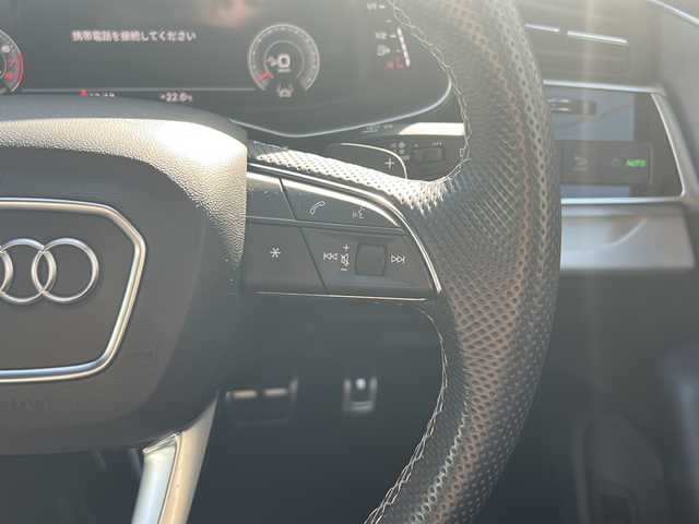 アウディ Ｑ８ 55TFSIクワトロ Sライン 神奈川県 2022(令4)年 1.4万km ミトスブラックメタリック 純正ナビ（AM/FM/USB/フルセグTV）/全方位カメラ/パノラマルーフ/前後ドライブレコーダー/ETC2.0/ABS/横滑り防止装置/レーンキープアシスト/盗難防止装置/前後コーナーセンサー/オールウェザーライト/リヤフォグライト/オートライト/オートマチックハイビーム/パドルシフト/4WD/アイドリングストップ/ダウンヒルアシストコントロール/レーダークルーズコントロール/ステアリングスイッチ/ステアリングヒーター/シートヒーター/オートパーキングブレーキ/電動リアゲート/パワーシート（D+N席）/メモリーパワーシート/取扱説明書/保証書/スペアキー×１