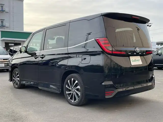 トヨタ ノア ハイブリッド S－Z 東京都 2024(令6)年 0.4万km アティチュードブラックマイカ 純正ナビ　/　　TV　フルセグ　CD　DVD　Bluetooth/両側電動スライドドア　/サイドステップ　/電動リアゲート　/フォグライト　/ハーフレザーシート　/シートヒーター　/ステアリングヒーター　/ミラー型ドラレコ　/ビルトインＥＴＣ　/追従型クルコン/ステアリングスイッチ/衝突被害軽減システム