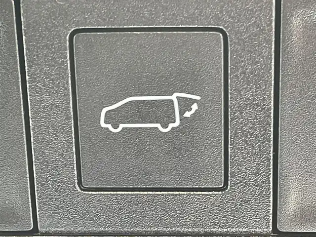 トヨタ ノア ハイブリッド S－Z 東京都 2024(令6)年 0.4万km アティチュードブラックマイカ 純正ナビ　/　　TV　フルセグ　CD　DVD　Bluetooth/両側電動スライドドア　/サイドステップ　/電動リアゲート　/フォグライト　/ハーフレザーシート　/シートヒーター　/ステアリングヒーター　/ミラー型ドラレコ　/ビルトインＥＴＣ　/追従型クルコン/ステアリングスイッチ/衝突被害軽減システム